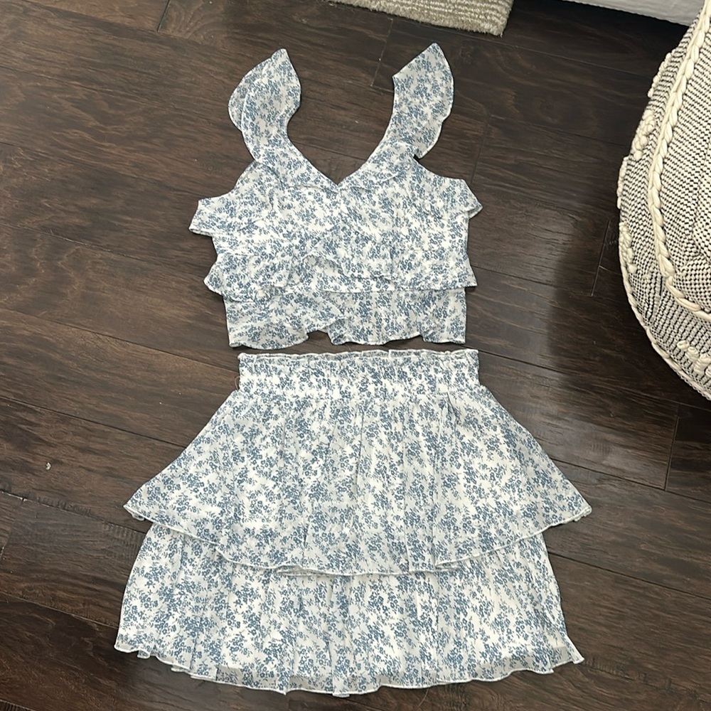 Vestique blue/white floral skirt/top set